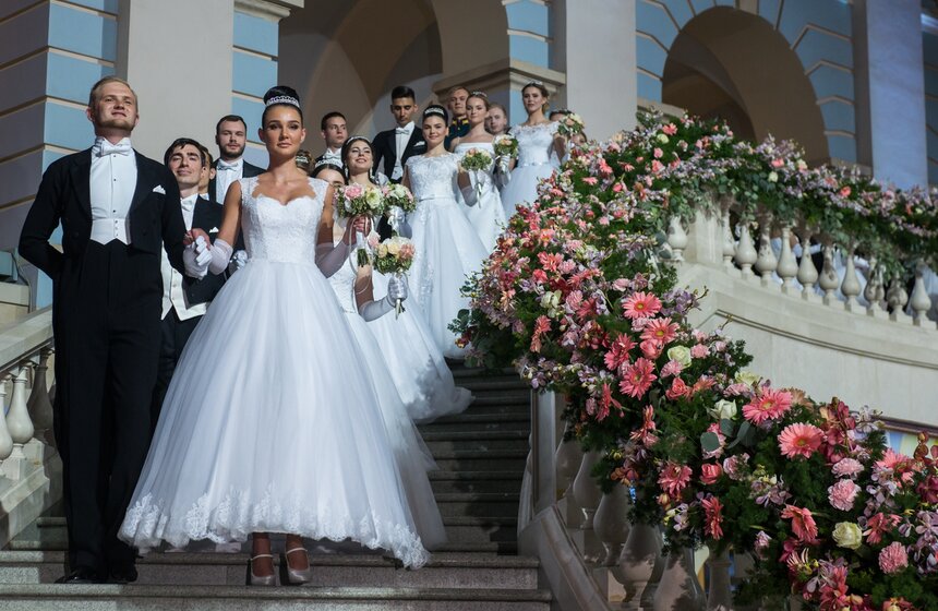 Бал открыли 120 пар дебютантов