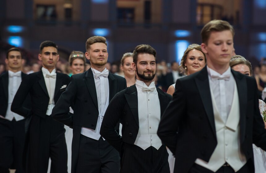 Девушек и юношей, для которых это первое большое светское событие в жизни, специально отбирал Бальный Комитет молодых пар