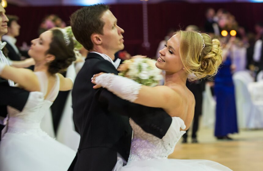 После знаменитой фразы "Alles Walzer" – "Вальсируют все!" к танцующим дебютантам присоединились гости