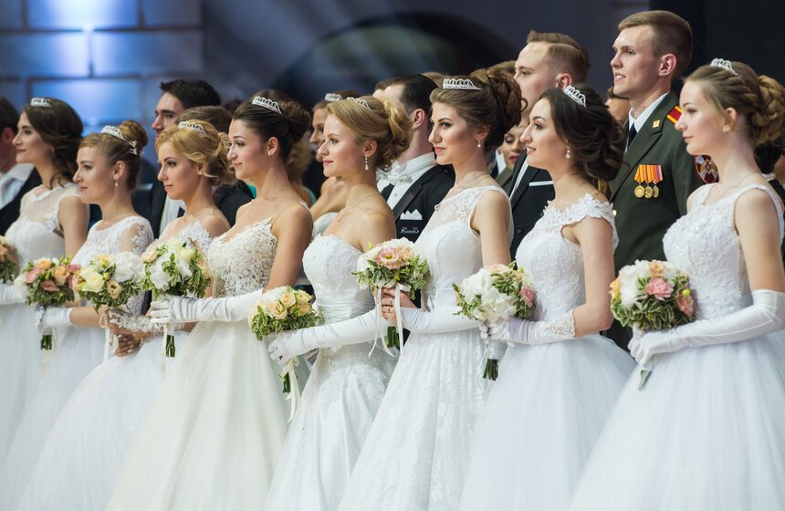 Балы являются отличной площадкой для неформальных встреч представителей деловых кругов из разных стран