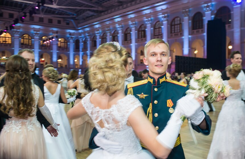 До полуночи танцевали вальсы, польки и галопы, а после знаменитой русской полночной кадрили – танго и фокстроты, джайвы, квик-степы, ча-ча-ча и румбы