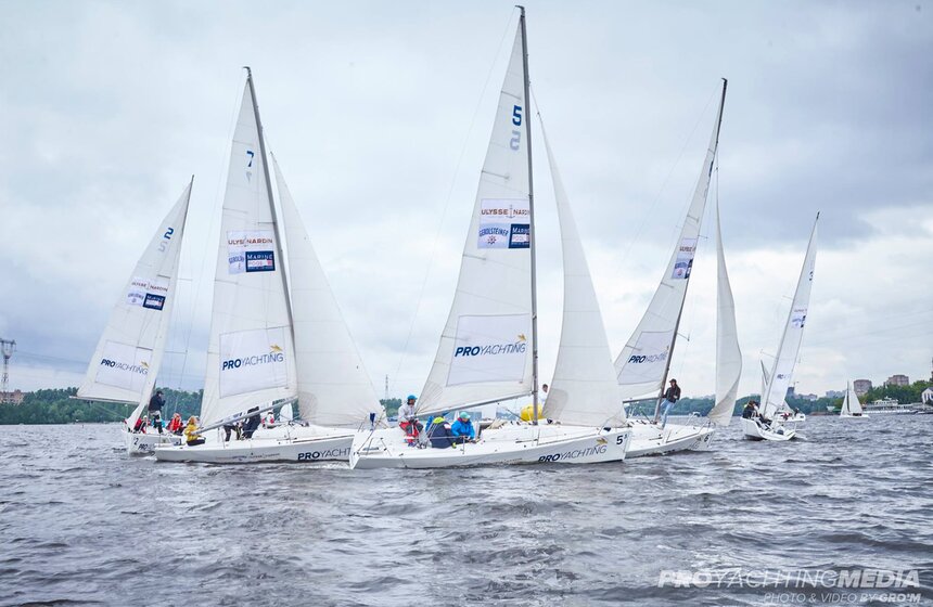 В регате, организованной в честь праздника, приняли участие 18 яхт в двух дивизионах
