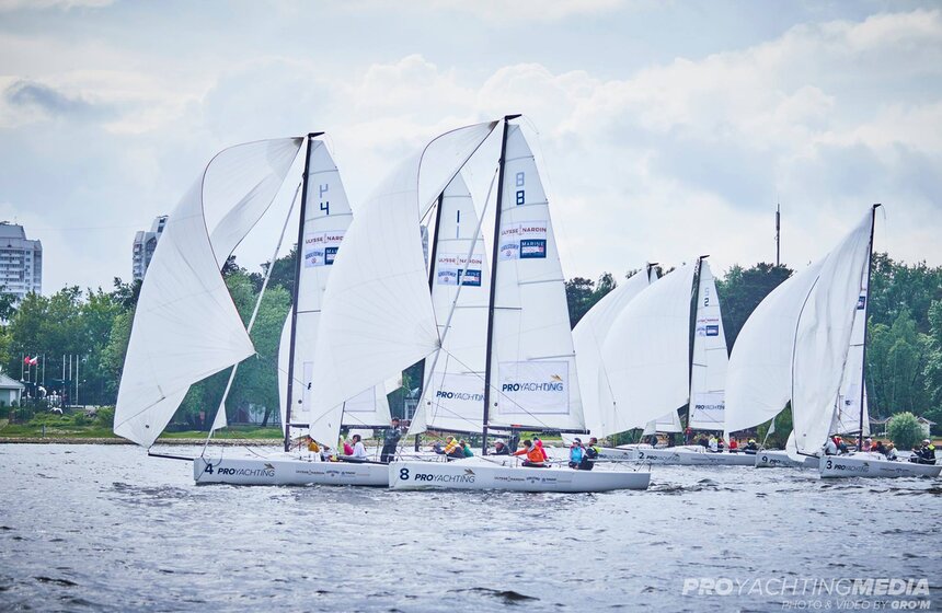 Сейчас Royal Yacht Club — единственное место в пределах Москвы, где еженедельно проводятся любительские парусные соревнования и где можно пройти обучение яхтингу с практикой на воде