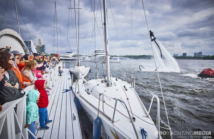 Праздник завершился водно-экстремальным шоу сборной России по флайборду
