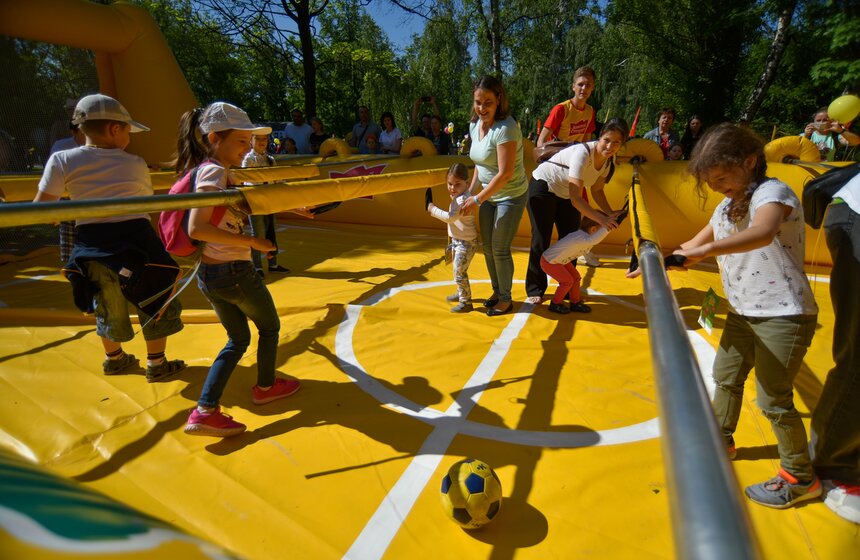 На празднике также можно было принять участие в спортивных играх