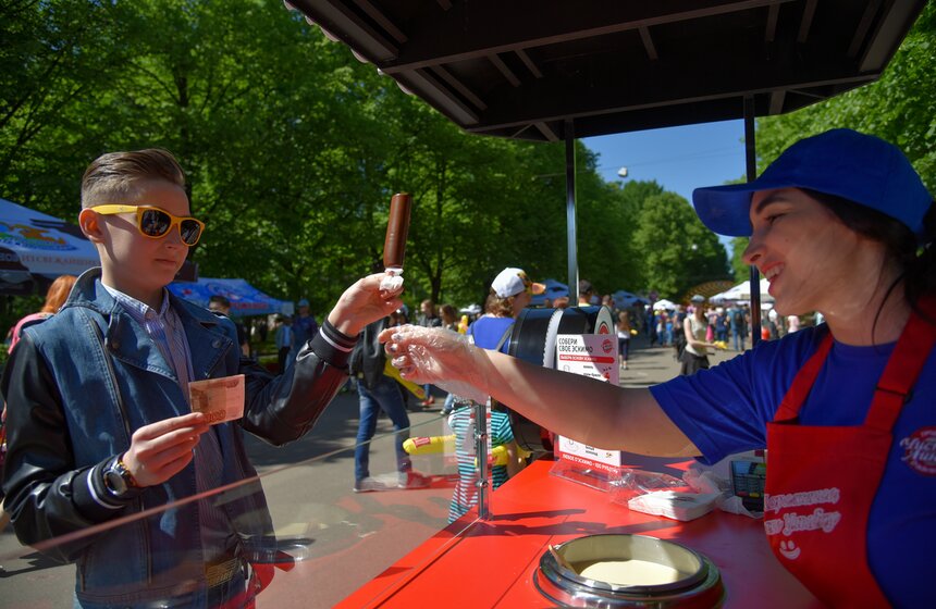 На главной сцене профессиональные аниматоры провели конкурсы и розыгрыши для взрослых и детей