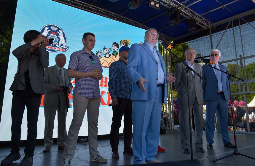 Производители представили тысячи порций сливочного, фруктового и других видов мороженого