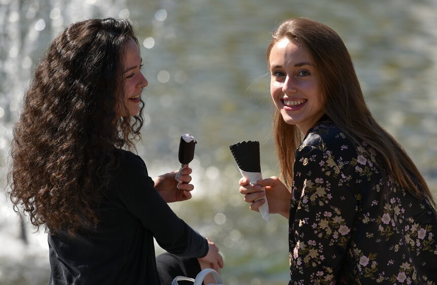 Вкусные угощения как нельзя лучше подходили для дружеской беседы в теплый солнечный день