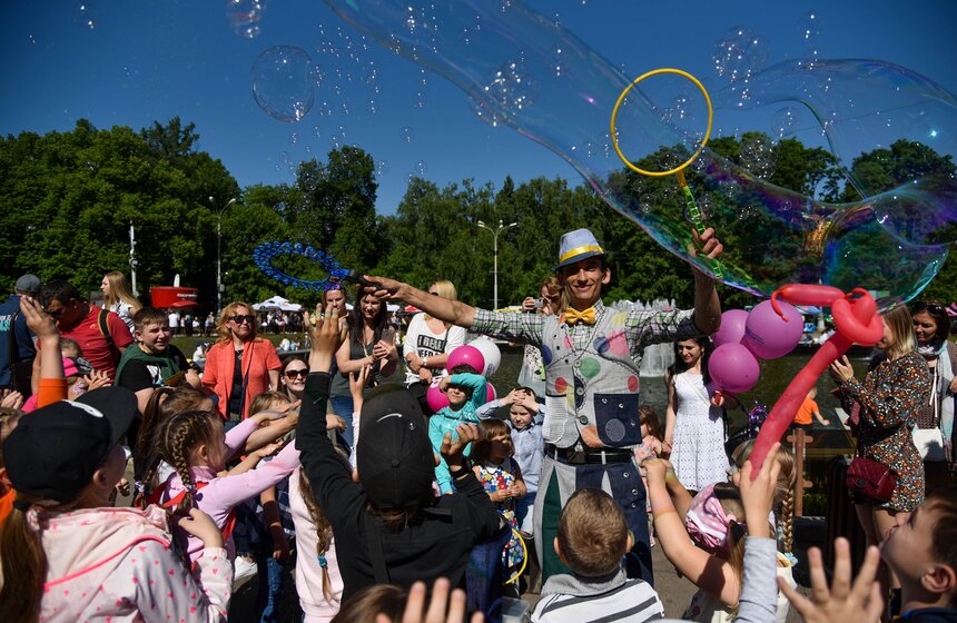 Юные и взрослые посетители парка могли вместе порадоваться скорому наступлению лета