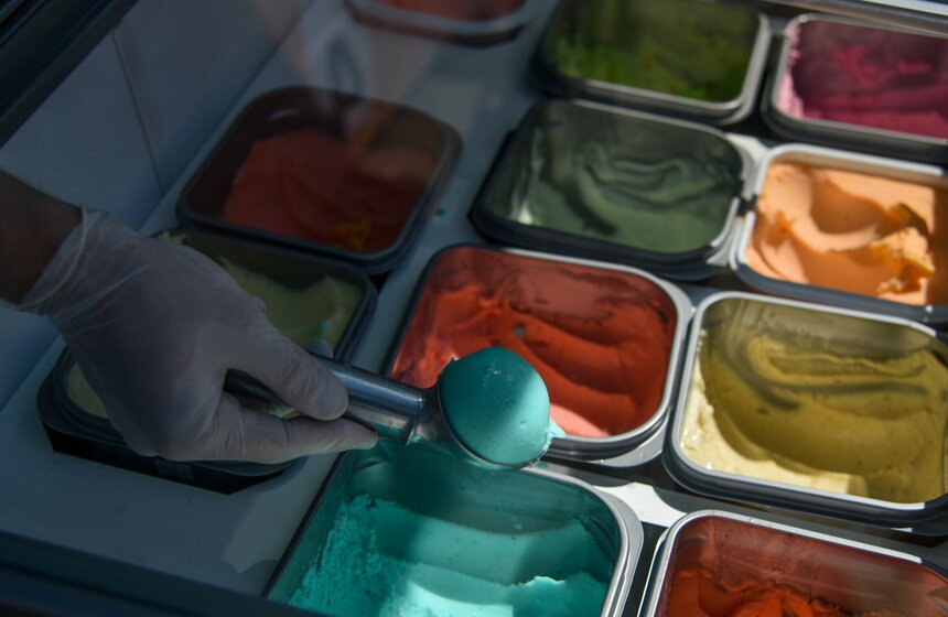 В карнавальном шествии во главе с оркестром прошли артисты уличного театра, "ходулисты" и  все желающие