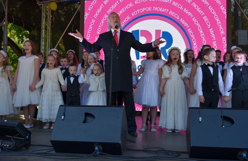 Торжество началось с костюмированного карнавального шествия