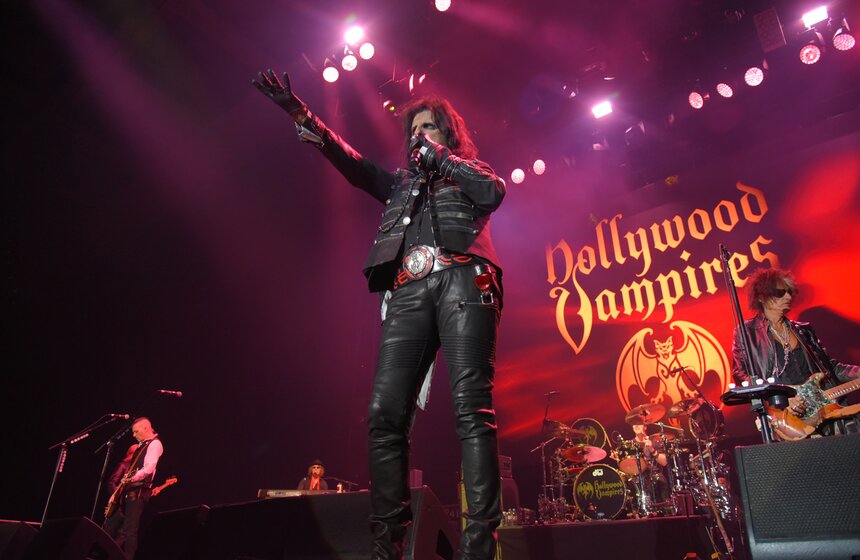 Американский коллектив Hollywood Vampires был основан в 2015 году певцом Элисом Купером, актером и музыкантом Джонни Деппом и одним из основателей группы Aerosmith Джо Перри