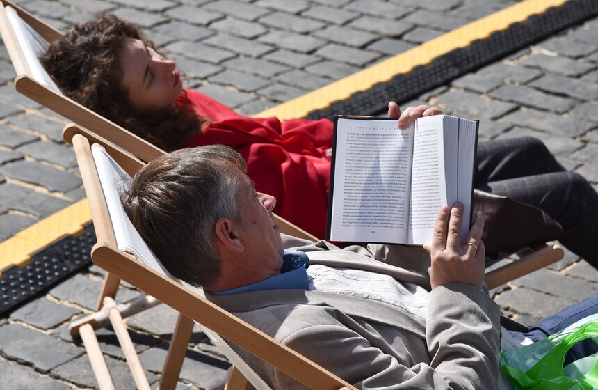 Отдельно будет отмечен юбилей Владимира Высоцкого: издательство "Деком" презентует книги, посвященные юбилею знаменитого поэта и музыканта: "Владимир Высоцкий… и его кино" и "Владимир Высоцкий: еще не все" (шатер "Регионы России", 2 июня, 18:00).