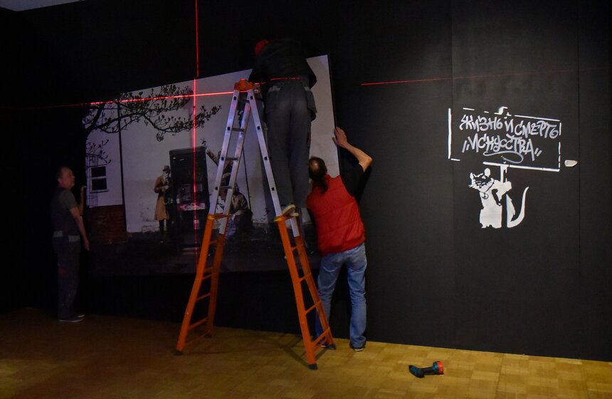 Впервые в России выставлены около 100 экспонатов, среди которых оригинальные уникальные работы, 3d объекты, редкие принты, фотографии и много другое