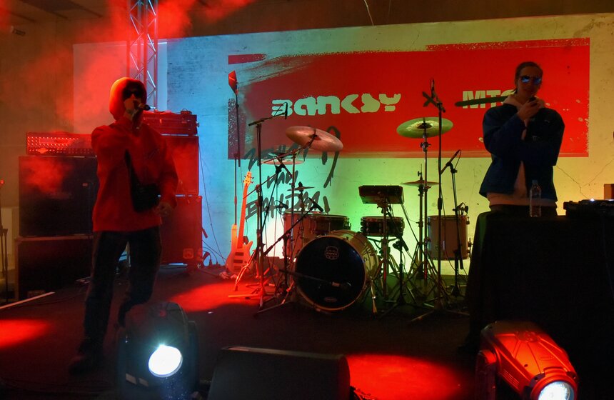 Есть версия, что неуловимый творец – это музыкант английской группы Massive Attack Роберт Дель Ная