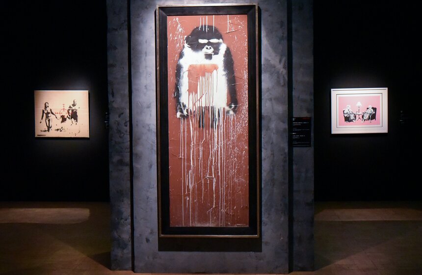 Личность Banksy все еще окутана тайной и слухами, его творчество обсуждает весь мир