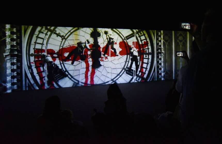 Бэнкси создал уникальные шедевры граффити в Лондоне, Нью-Йорке, Барселоне, Берлине, Тель-Авиве и еще десятках городов мира