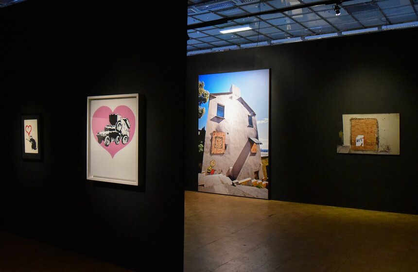 Его ироничные и остроумные работы, направленные против политики, войны, капитализма и морализаторства, становятся предметом охоты журналистов, фотографов, вандалов, художественных критиков и коллекционеров