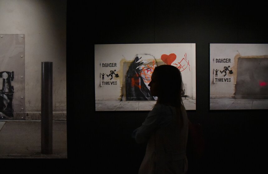 По словам организаторов выставки, работы выбирались по принципу подлинности