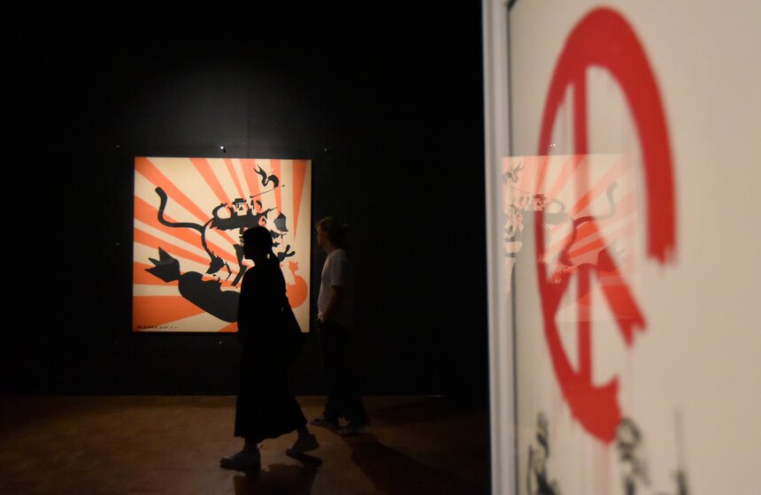 Бэнкси не ограничивается аэрографией: он также занимается перформансами и масштабными инсталляциями