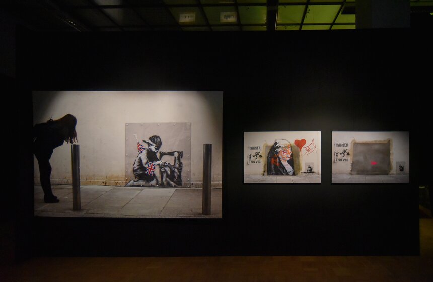 В Москве в Центральном Доме художника открылась персональная выставка Бэнкси (Banksy), известного стрит-арт художника