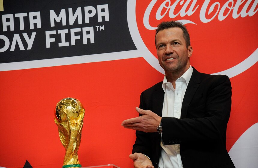 Кубок на Манежной площади также встречали более 250 воспитанников московских спортшкол.