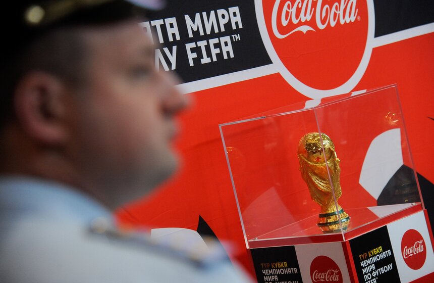 Кубок сделан из чистого золота и весит 6,142 килограмма, он представляет собой композицию из двух человеческих фигур, держащих земной шар на поднятых руках