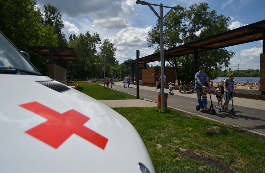 Семейная пара Юлия и Алексей: "Четыре года назад, когда мы сюда только переехали, на территории было много грязи и травы, поэтому в парк редко ходили, с детьми было сложно гулять. Сейчас все очень комфортно, нравятся тротуары, пляжная зона и лежаки рядом с детской площадкой. Могут и взрослые отдыхать, и дети играть на площадке. Также с точки зрения безопасности хорошо все предусмотрели: везде перила или небольшие заборчики, чтобы дети не убегали".