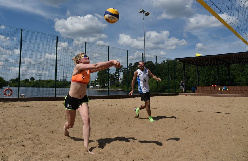 В распоряжении тех, кто любит активно проводить время, есть спортивные зоны с турниками, скейт-парк и волейбольная площадка в две тысячи квадратных метров.