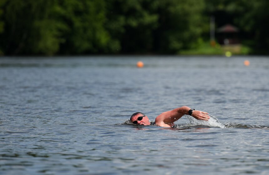 А вдоль прогулочных дорожек установили скамейки и провели освещение, и, что тоже важно, организовали 320 парковочных мест.