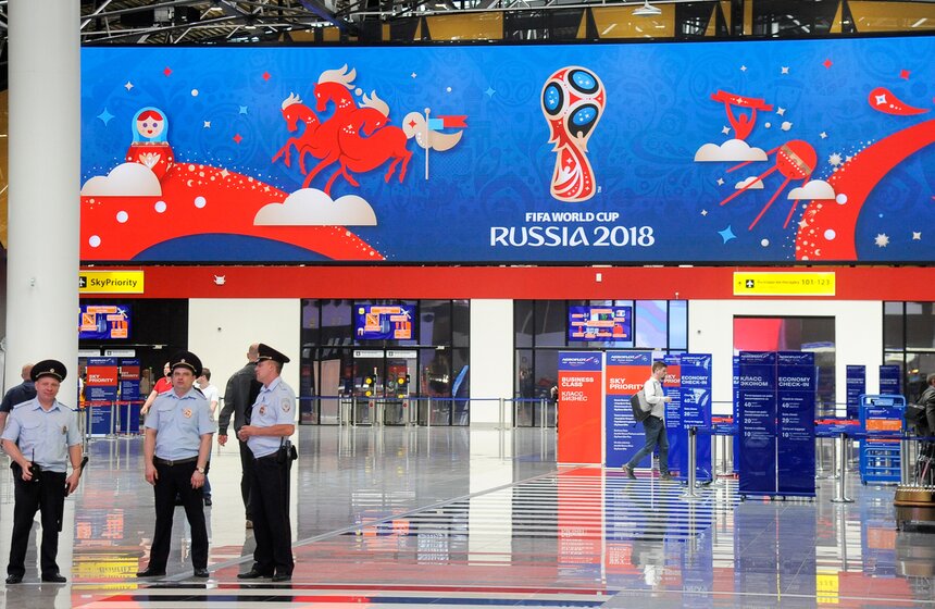 После церемонии открытия официальный кубок совершил визит в международный аэропорт Шереметьево – в новый терминал В, специально построенный к мировому первенству.