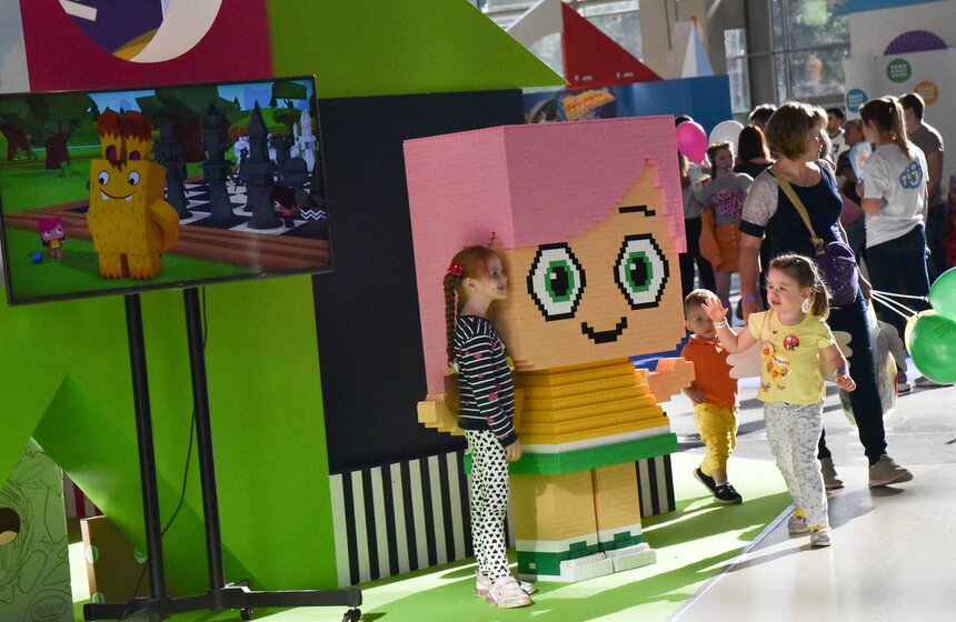 Организаторы фестиваля дарят юным посетителям встречу с самыми любимыми мультперсонажами