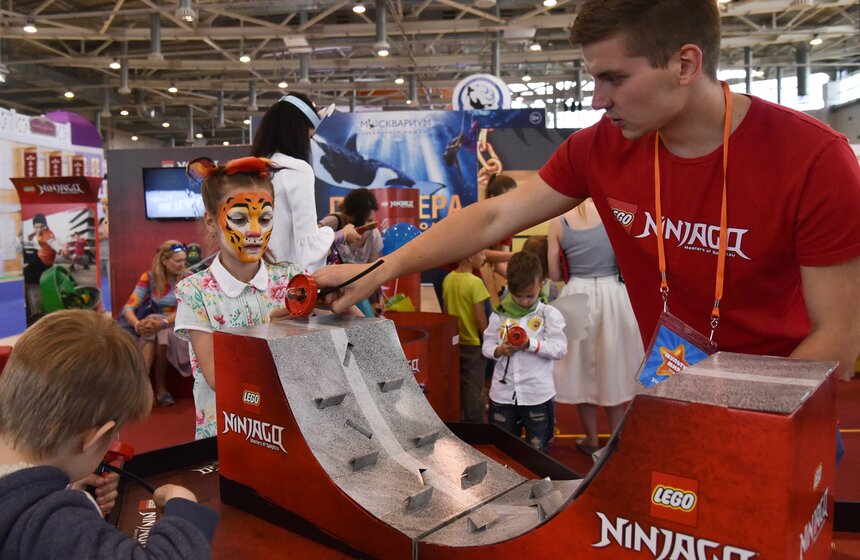 Компания LEGO построила на фестивале Ниндзяго Сити, на улицах которого можно познакомиться с ниндзя и овладеть боевым искусством кружитцу