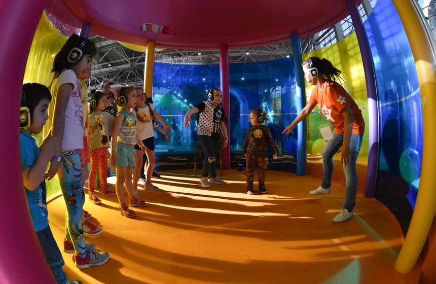 Не обходится, конечно, без музыки и танцев