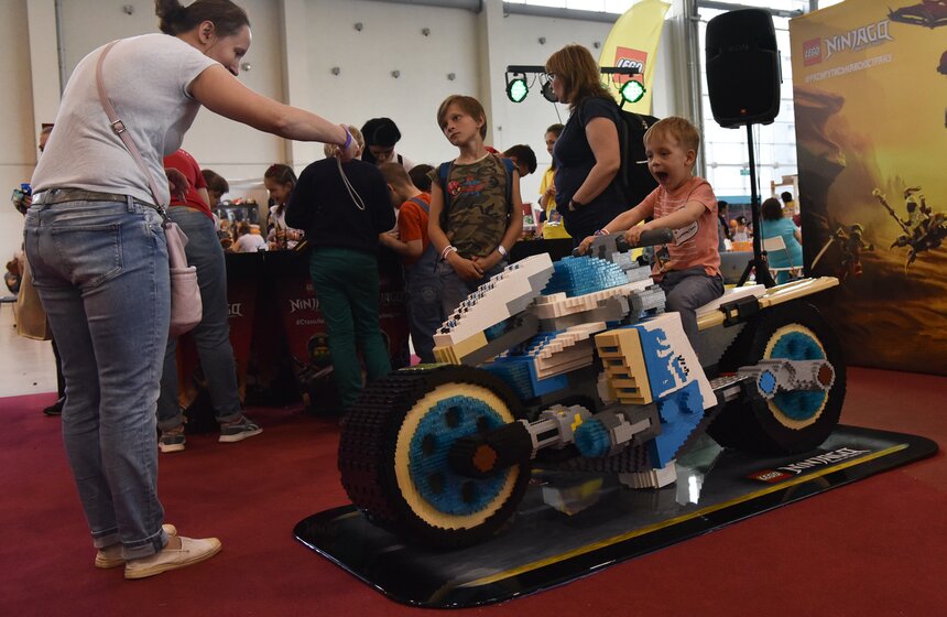 Компания LEGO сконструировала для фестиваля собственные объекты