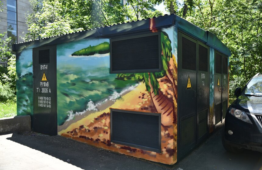 По статистике от рук вандалов страдает менее одного процента оформленных подстанций