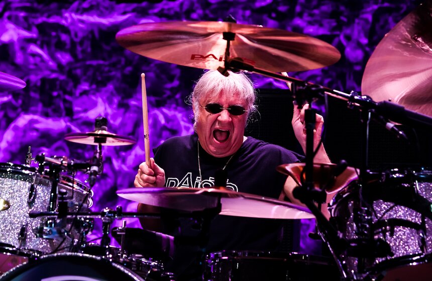 Барабанщик-виртуоз Иэн Пейс