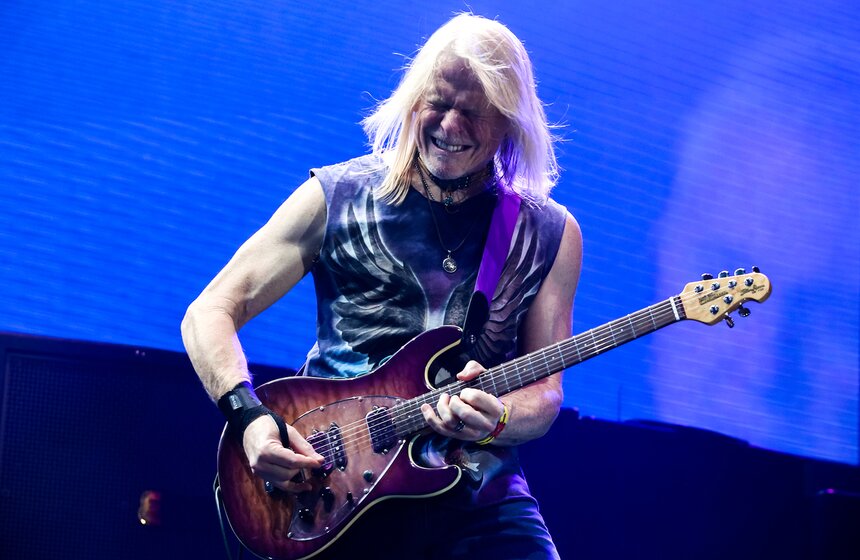 Нестареющие рокеры продолжают путешествовать по всему миру с волной хард-рока, заряжая бешеной энергетикой и драйвом всех своих поклонников