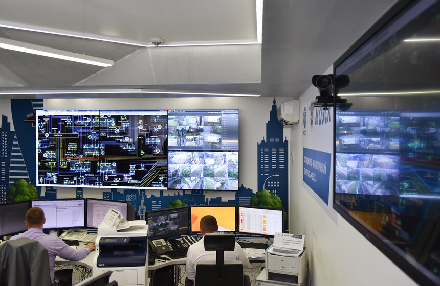 Ситуационно-аналитический центр "МОЭСК" был создан специально для контроля работы сетей и оперативного реагирования на период матчей Чемпионата мира по футболу. Именно здесь будут координироваться действия по обеспечению надежным электроснабжением объектов мундиаля в Москве и Московской области.