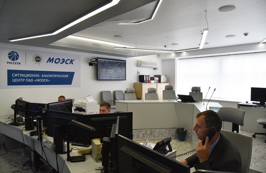 Работать в ситуационном центре, в общей сложности, будут 13  человек, которые уже прошли дополнительное обучение. В состав дежурной смены будут входить оперативный дежурный, дежурный по безопасности и дежурный по связи.