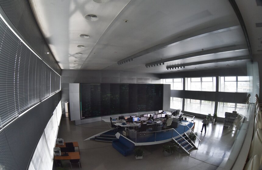 Также сотрудники ситуационного центра смогут контролировать в дни соревнований работу бригад ремонтриков, которые будут круглосуточно дежурить в ремонтно-эксплуатационных районах и окружных подразделениях "МОЭСК".