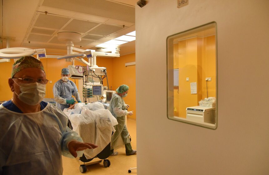 Хирургический стационар работает по схеме краткосрочного пребывания. Благодаря новейшему дигностическому оборудованию хирурги уже через пару часов точно знают, что нужно делать. Поэтому госпитализация, операция и выписка происходят в один день.