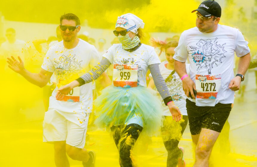 В маршрут входили четыре цветовые зоны, где волонтеры обсыпали бегунов особой краской: желтой, красной, синей и розовой