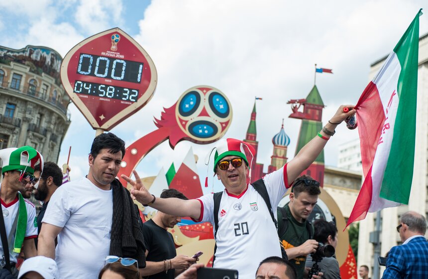 До старта осталось совсем чуть-чуть. Накануне фанаты футбола собрались на Манежной площади, отсчитывая время на фирменных часах. В большинстве своем болельщики – иностранцы.