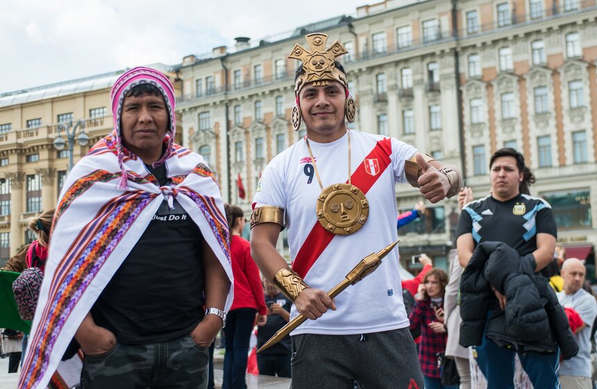 Перуанцы же для поддержки своих футболистов привезли не только громкие кричалки, но и национальные костюмы и атрибутику.