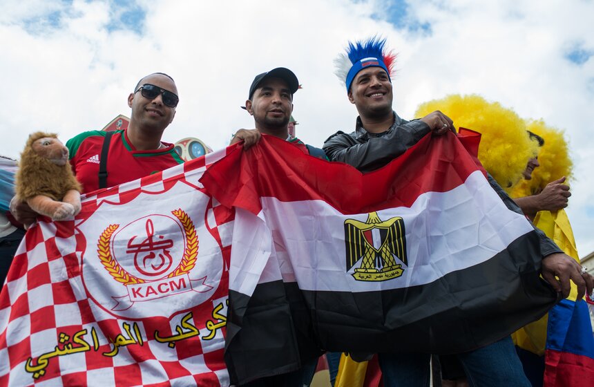 А египтяне рады солнечной и теплой московской погоде, хотя на родине у них сейчас плюс 35 градусов. Единственное, что сейчас волнует болельщиков из Египта – это сможет ли сыграть на чемпионате их нападающий Мохамед Салах.