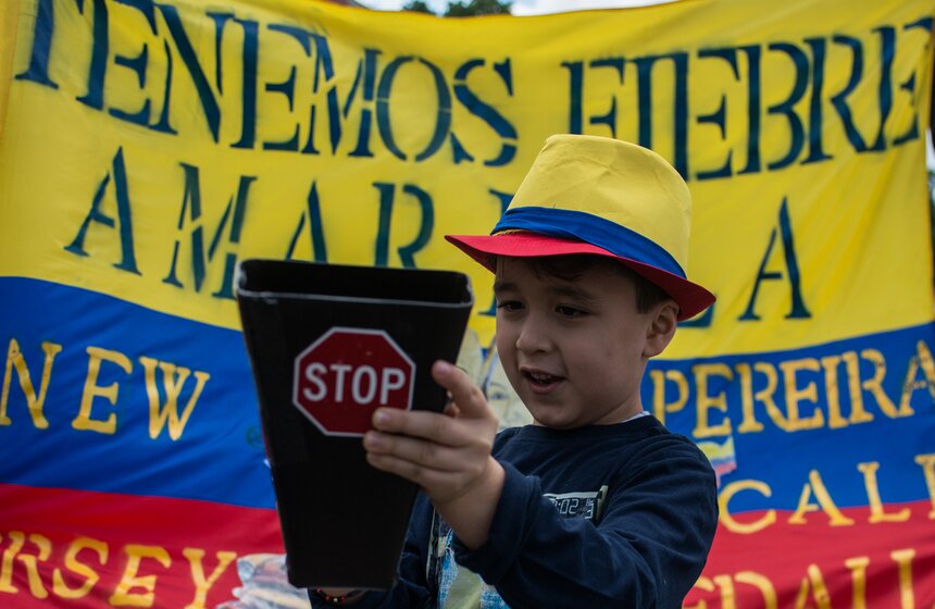 Целые семьи приехали поболеть за свои национальные сборные. Подрастающее поколение тоже не отстает от своих родителей.