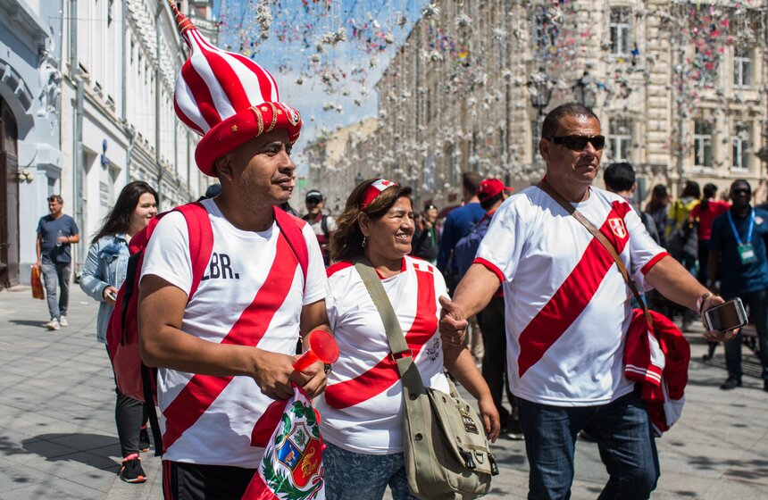 Кстати, перуанское посольство порекомендовало своим болельщикам не ходить в России с голым торсом в публичных местах.