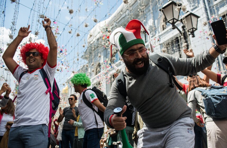 Болельщики сборной Ирана устроили целый фестиваль в центре Москвы.