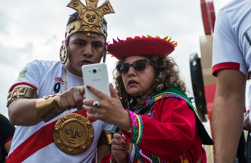 Перуанцы этой рекомендации придерживаются. И, кстати, с удовольствием делают фотографии с другими болельщиками.